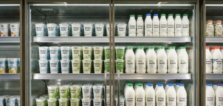 Im Supermarkt gibt es viel Kefir zur Auswahl.
