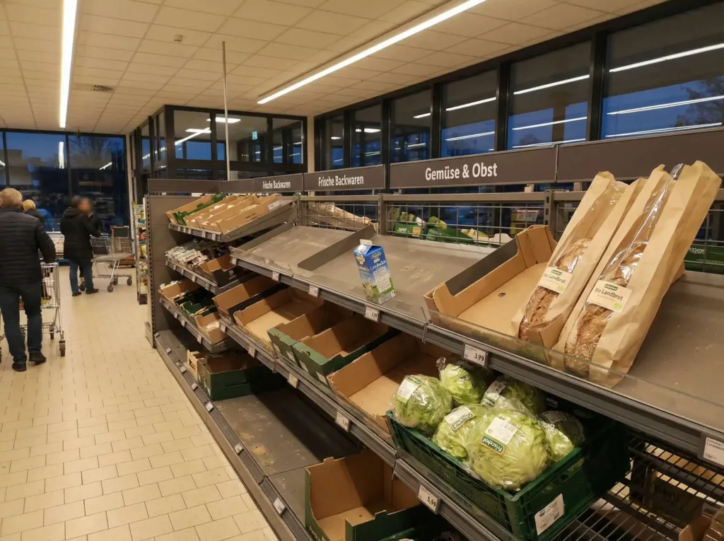 Leere Regale im Supermarkt.