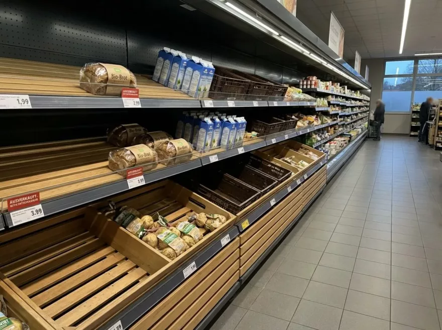 Leere Regale im Supermarkt