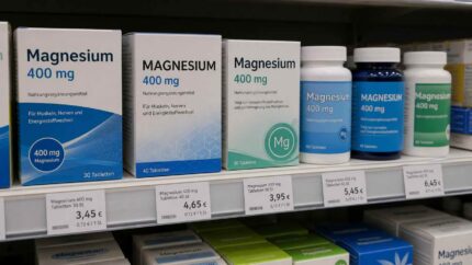 Magnesium im Regal (KI-Symbolfoto).