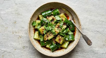 Smashed Cucumber Salad (KI-generiertes Symboldbild)