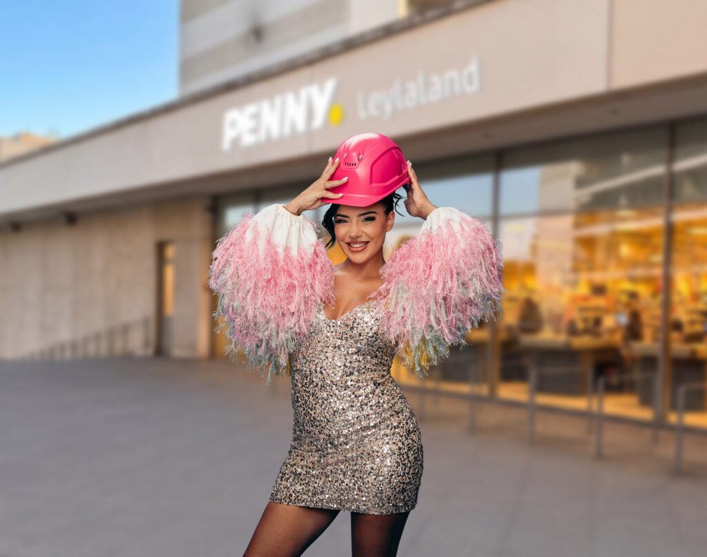 Leyla Heiter mit pinkem Bauhelm vor dem Penny-Markt Leylaland in Frankfurt